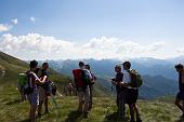 003 Il gruppo ammira il panorama dal monte Avaro